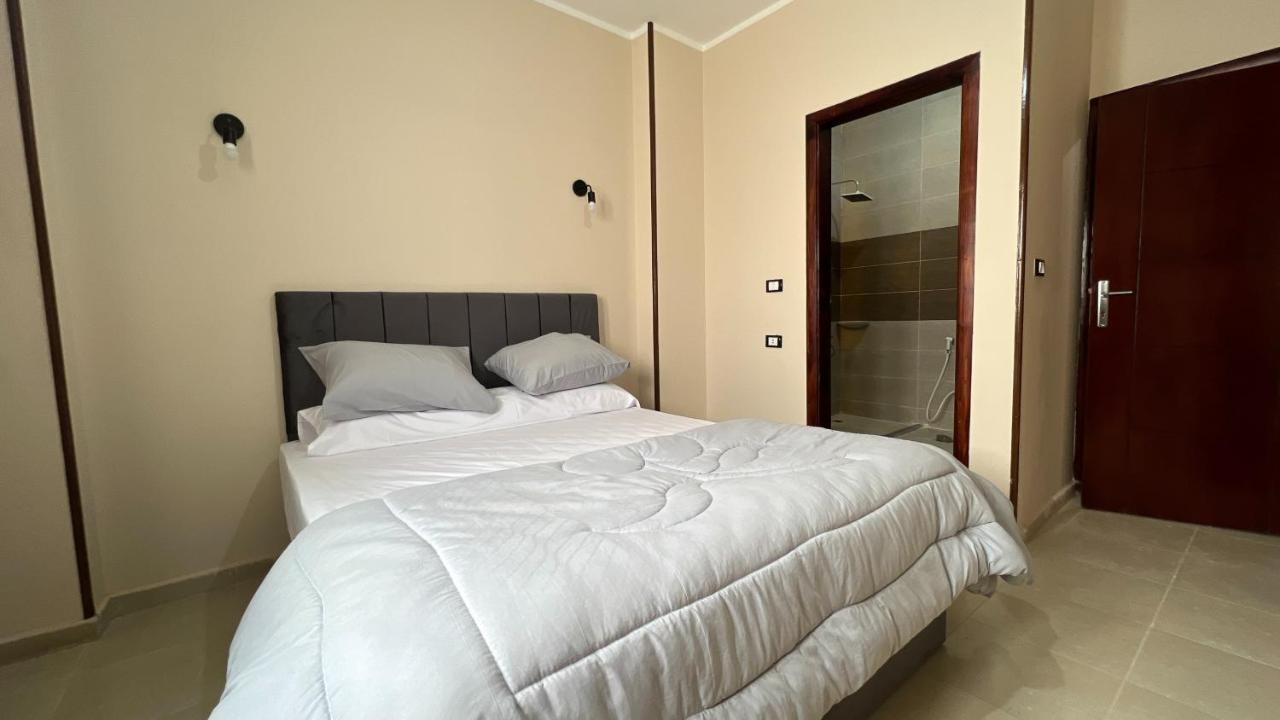 Pyramids Road Guest House Cozy Rooms And Rooftop Breakfast With The Pyramids View Nazlet el-Sîsi Extérieur photo