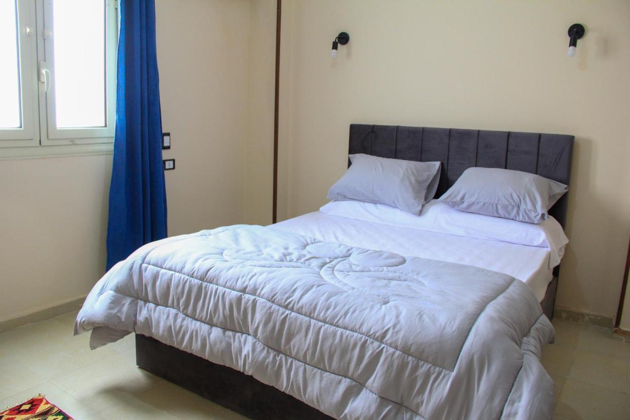 Pyramids Road Guest House Cozy Rooms And Rooftop Breakfast With The Pyramids View Nazlet el-Sîsi Extérieur photo