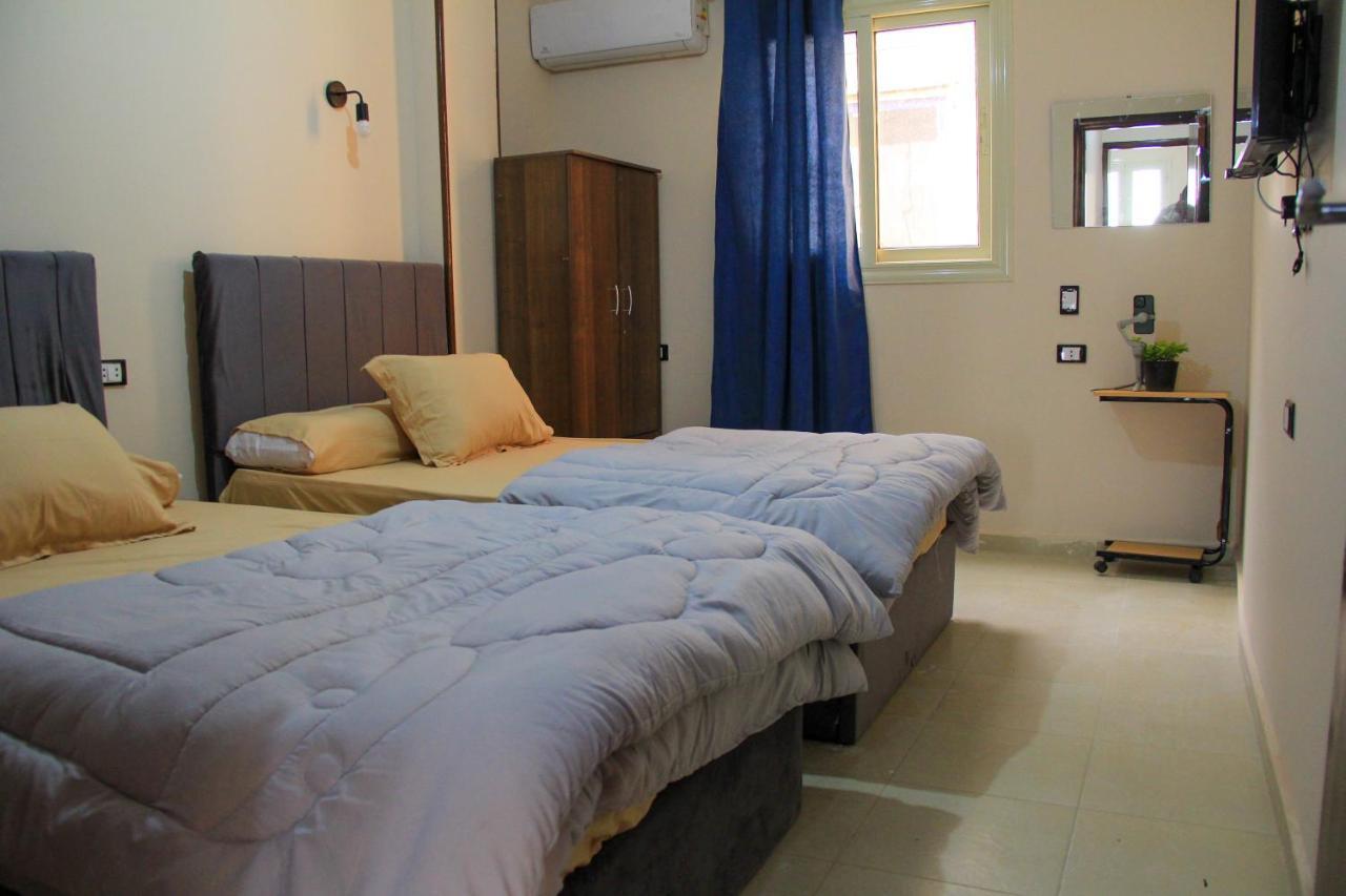 Pyramids Road Guest House Cozy Rooms And Rooftop Breakfast With The Pyramids View Nazlet el-Sîsi Extérieur photo