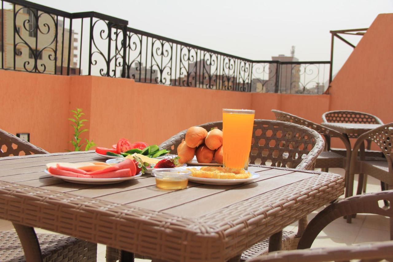 Pyramids Road Guest House Cozy Rooms And Rooftop Breakfast With The Pyramids View Nazlet el-Sîsi Extérieur photo