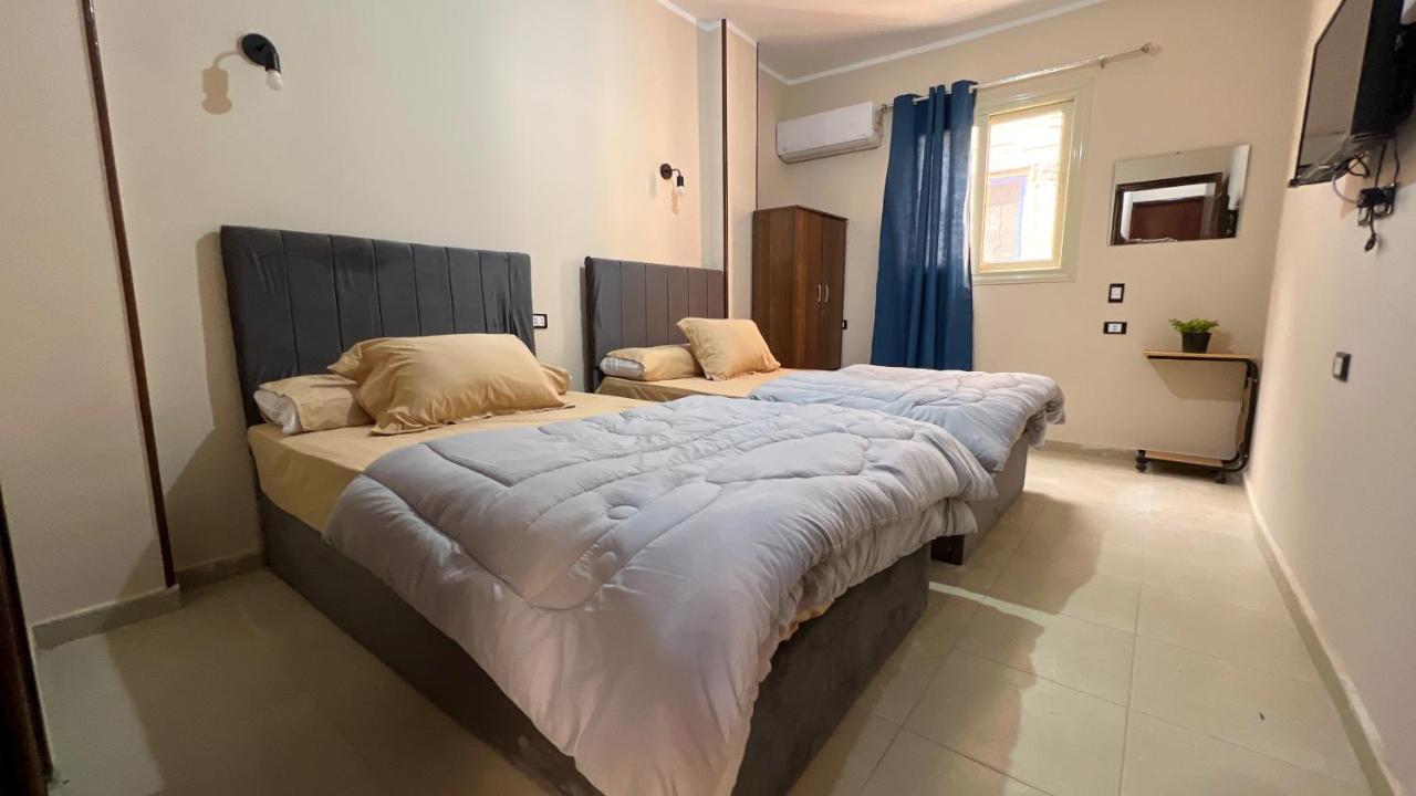 Pyramids Road Guest House Cozy Rooms And Rooftop Breakfast With The Pyramids View Nazlet el-Sîsi Extérieur photo