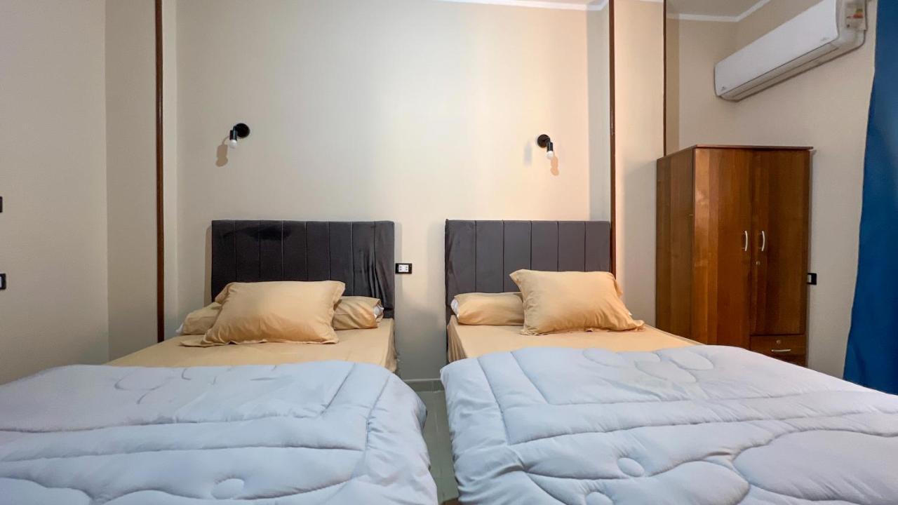 Pyramids Road Guest House Cozy Rooms And Rooftop Breakfast With The Pyramids View Nazlet el-Sîsi Extérieur photo
