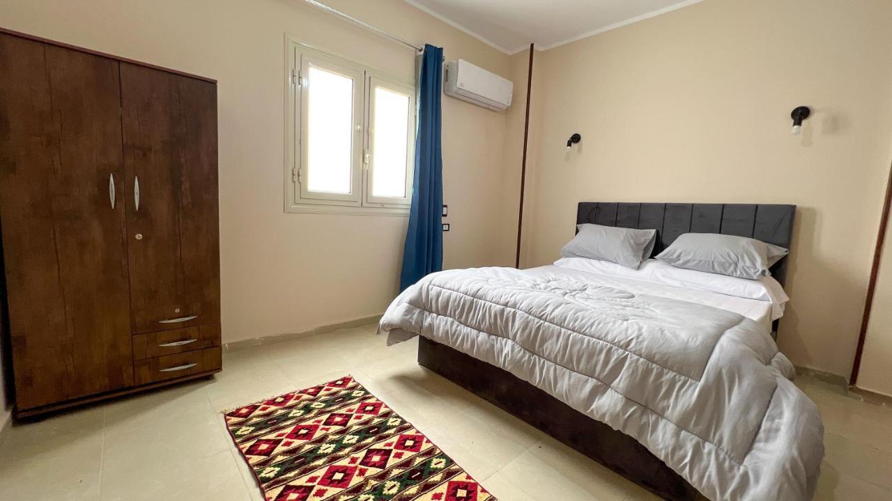 Pyramids Road Guest House Cozy Rooms And Rooftop Breakfast With The Pyramids View Nazlet el-Sîsi Extérieur photo