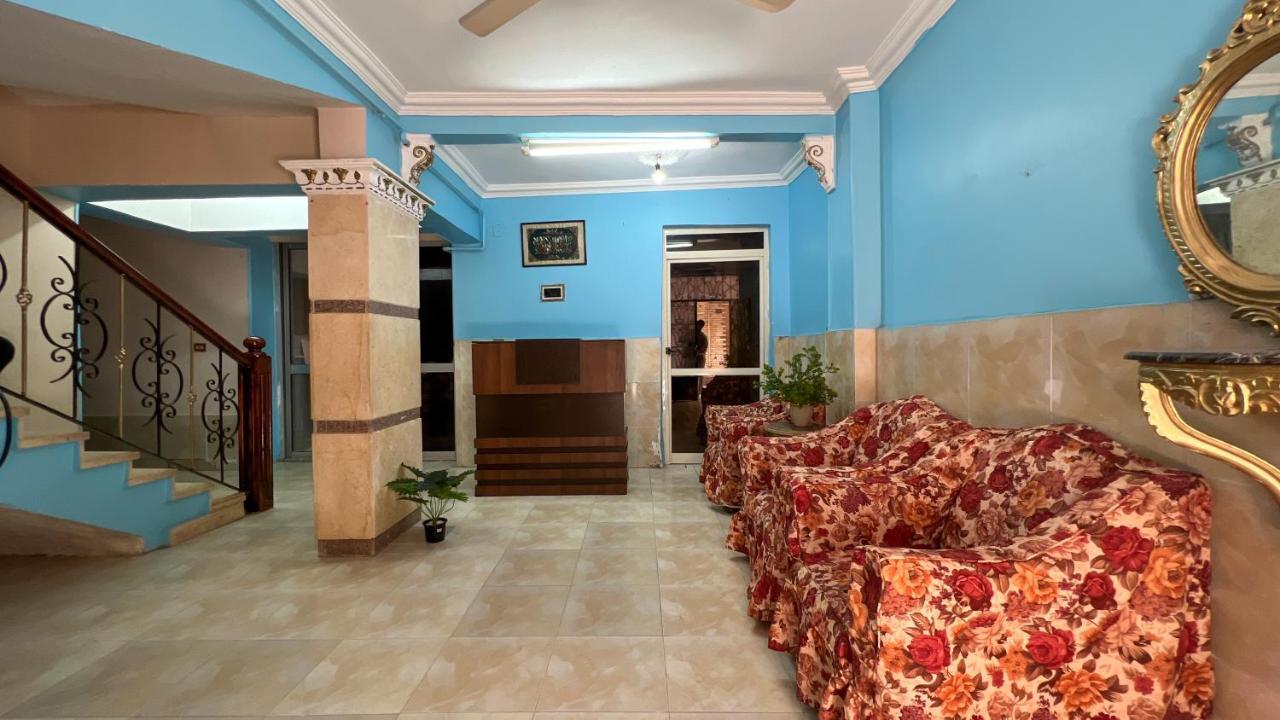 Pyramids Road Guest House Cozy Rooms And Rooftop Breakfast With The Pyramids View Nazlet el-Sîsi Extérieur photo