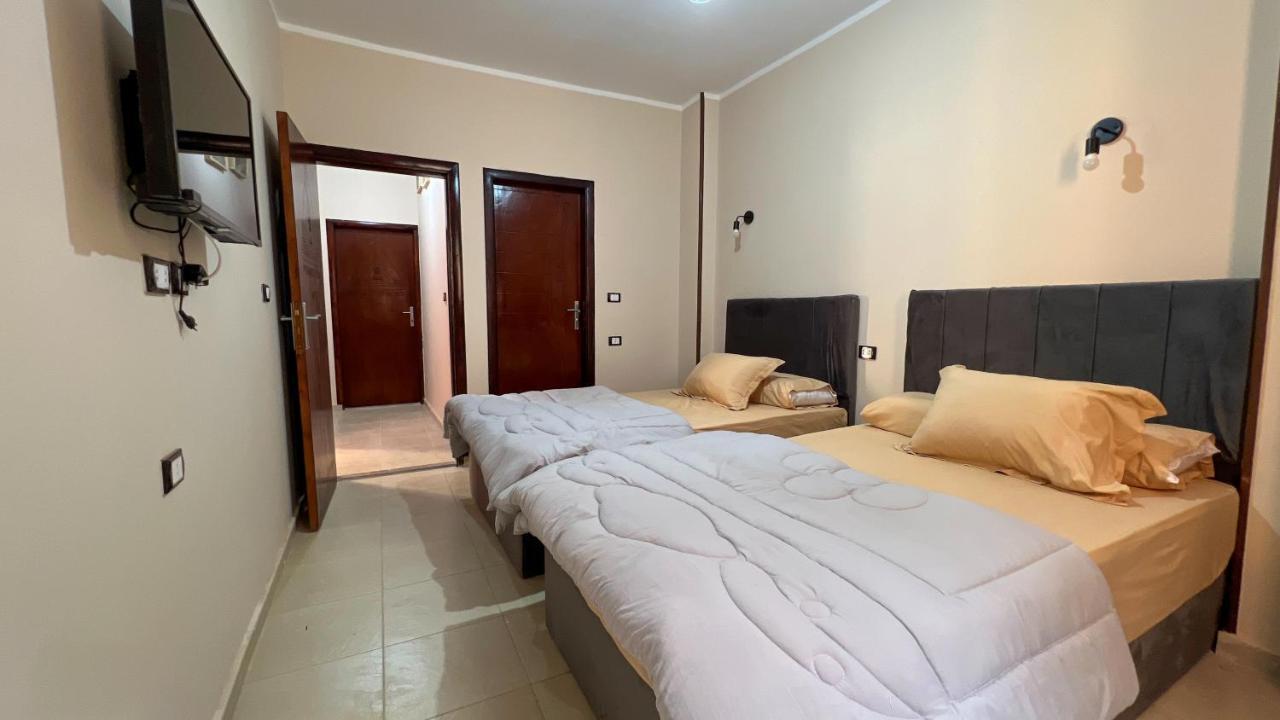 Pyramids Road Guest House Cozy Rooms And Rooftop Breakfast With The Pyramids View Nazlet el-Sîsi Extérieur photo