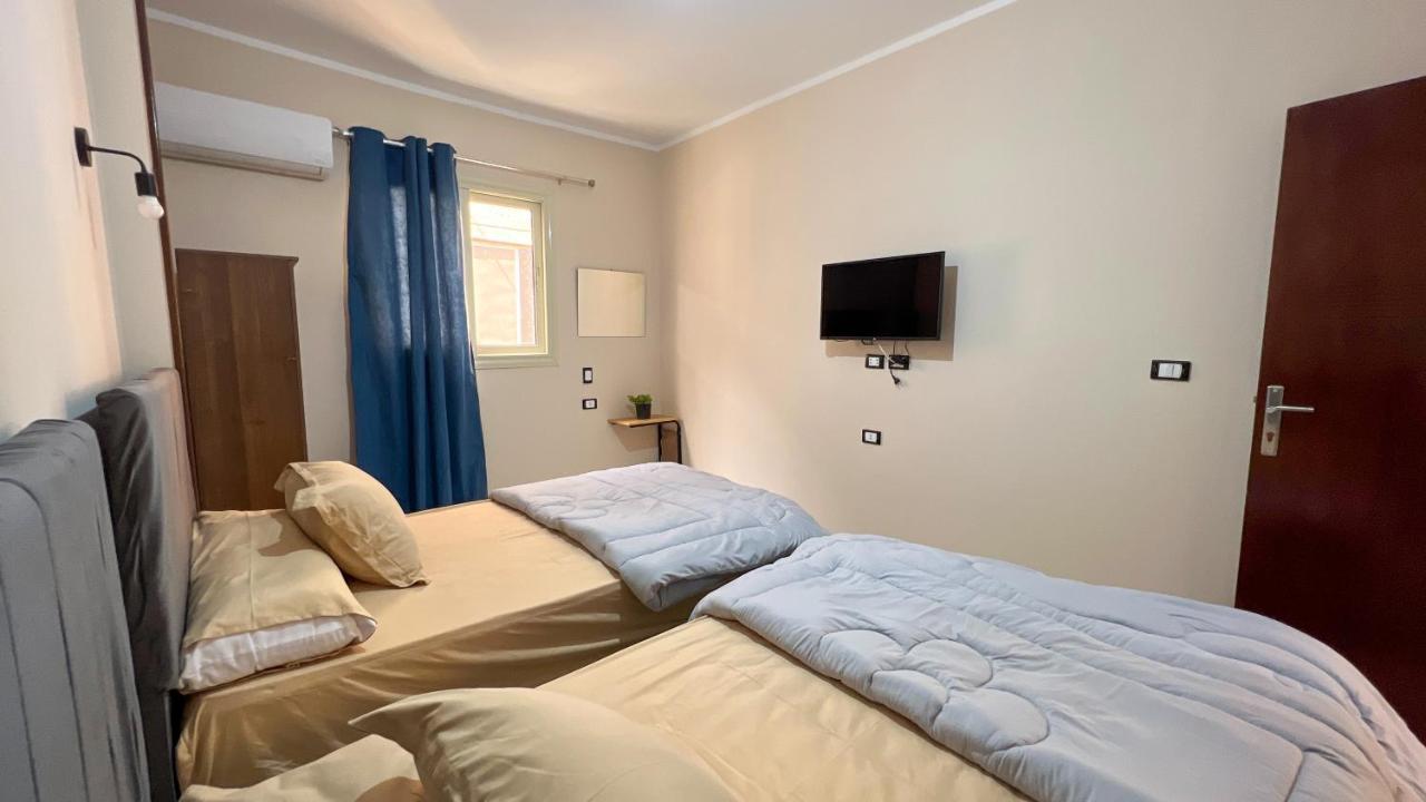 Pyramids Road Guest House Cozy Rooms And Rooftop Breakfast With The Pyramids View Nazlet el-Sîsi Extérieur photo