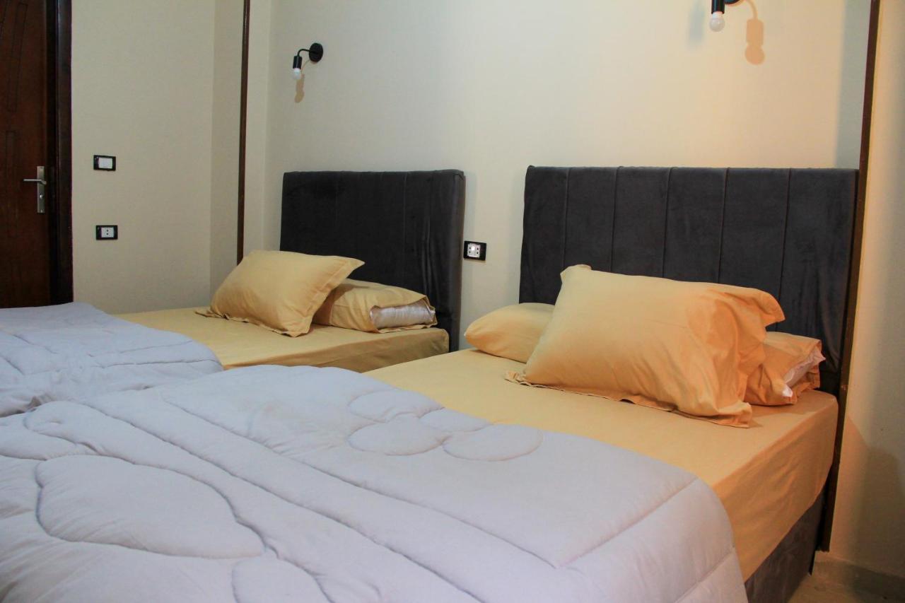 Pyramids Road Guest House Cozy Rooms And Rooftop Breakfast With The Pyramids View Nazlet el-Sîsi Extérieur photo