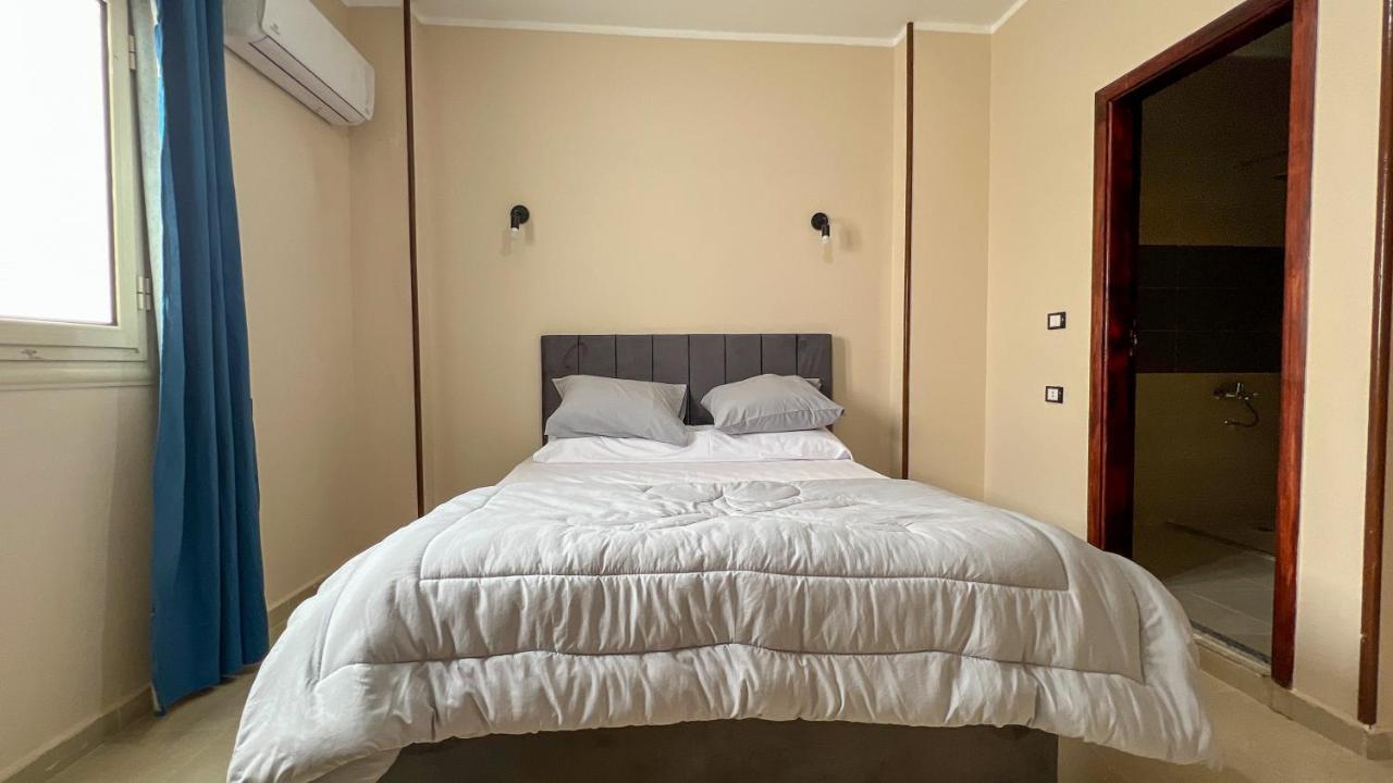 Pyramids Road Guest House Cozy Rooms And Rooftop Breakfast With The Pyramids View Nazlet el-Sîsi Extérieur photo