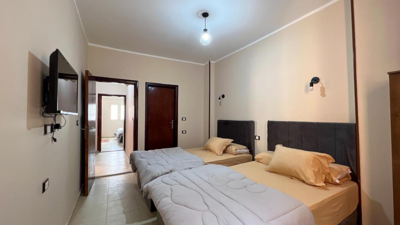 Pyramids Road Guest House Cozy Rooms And Rooftop Breakfast With The Pyramids View Nazlet el-Sîsi Extérieur photo