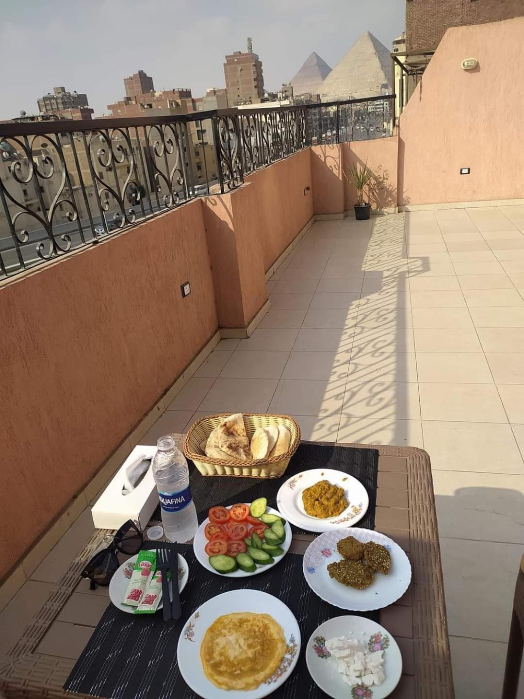 Pyramids Road Guest House Cozy Rooms And Rooftop Breakfast With The Pyramids View Nazlet el-Sîsi Extérieur photo