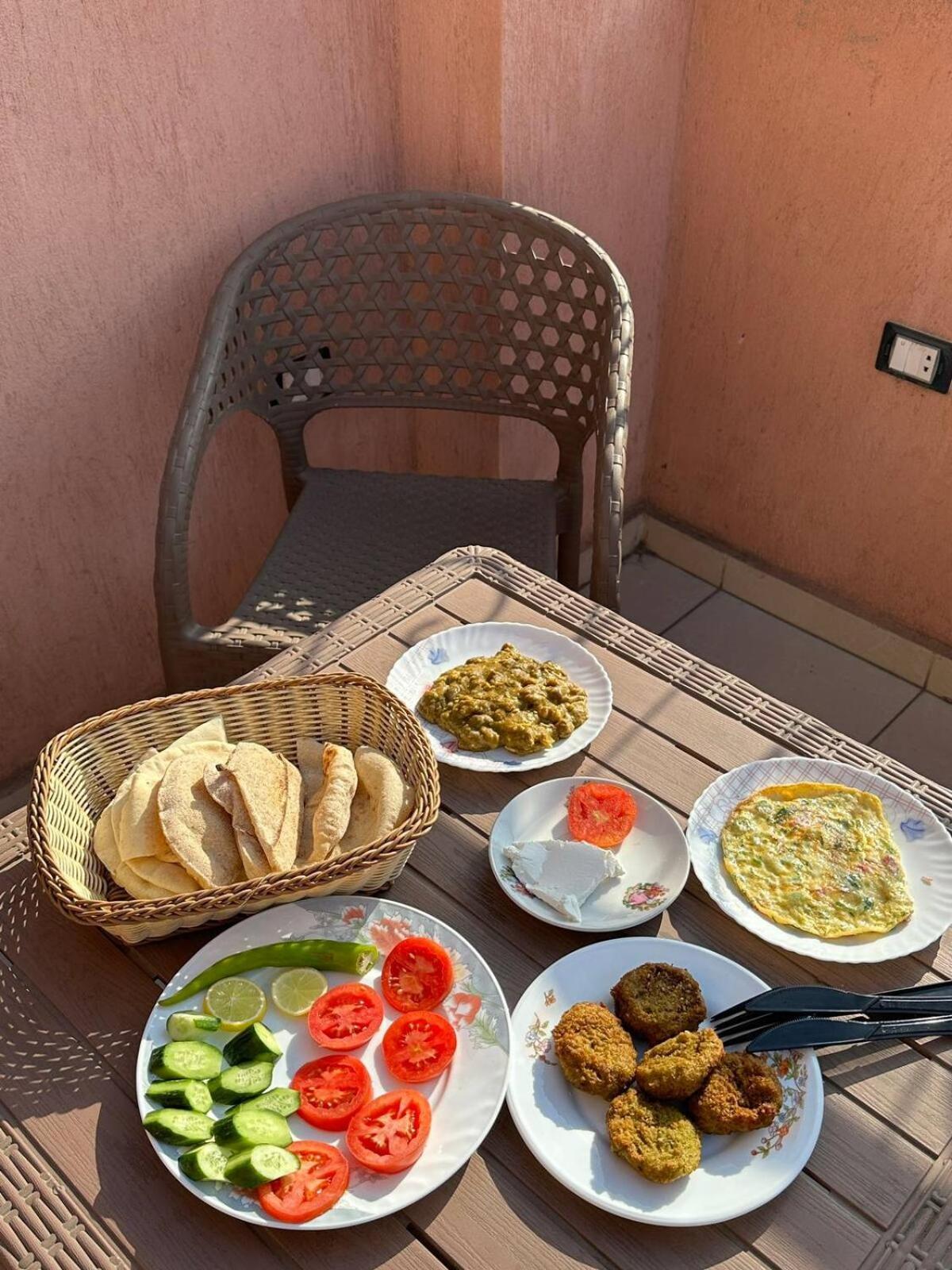 Pyramids Road Guest House Cozy Rooms And Rooftop Breakfast With The Pyramids View Nazlet el-Sîsi Extérieur photo