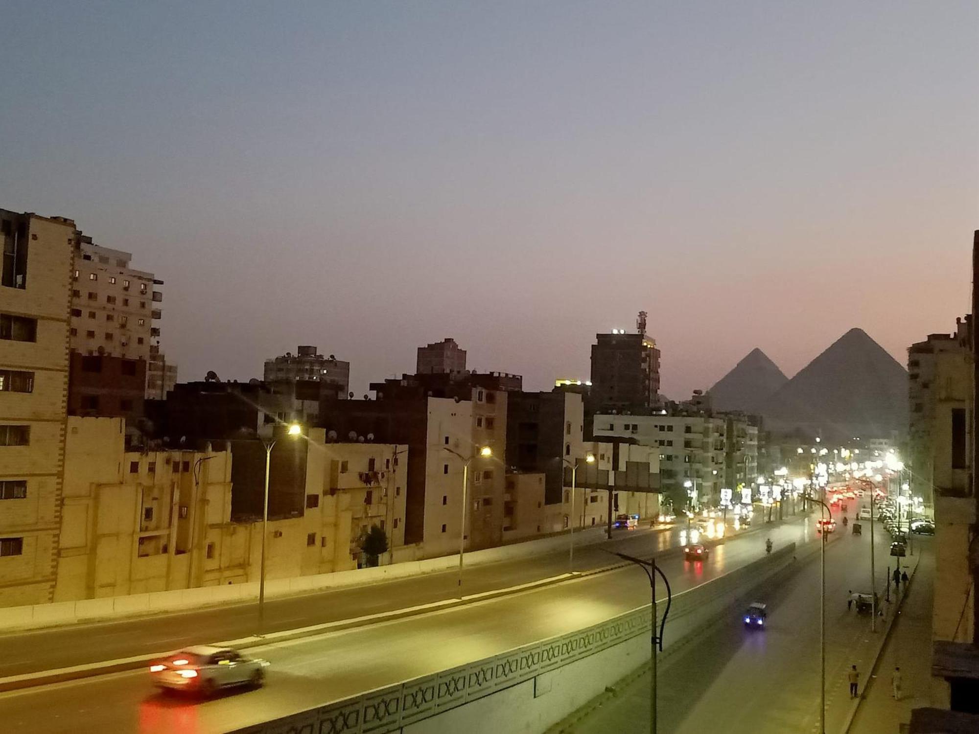 Pyramids Road Guest House Cozy Rooms And Rooftop Breakfast With The Pyramids View Nazlet el-Sîsi Extérieur photo