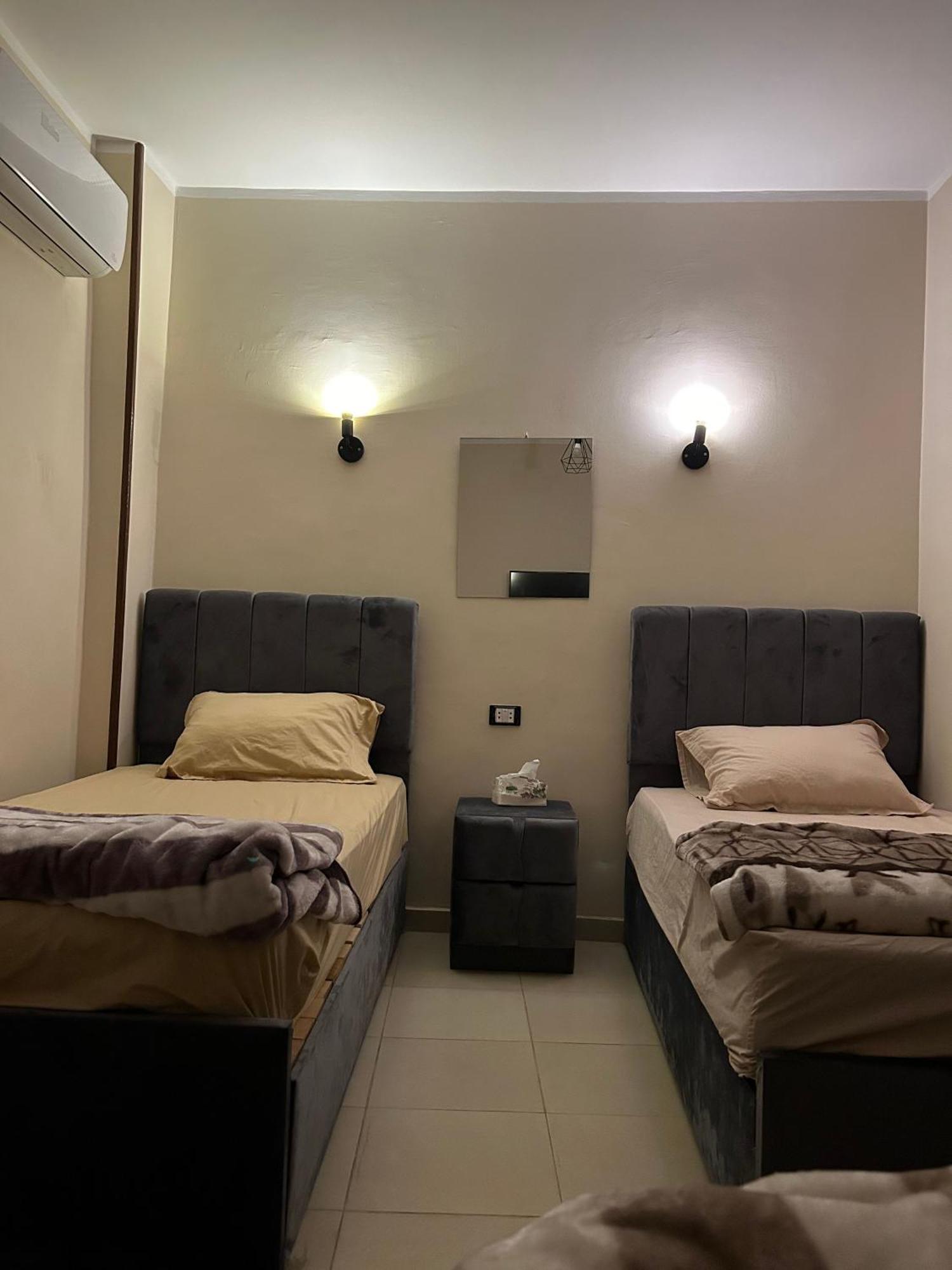 Pyramids Road Guest House Cozy Rooms And Rooftop Breakfast With The Pyramids View Nazlet el-Sîsi Extérieur photo