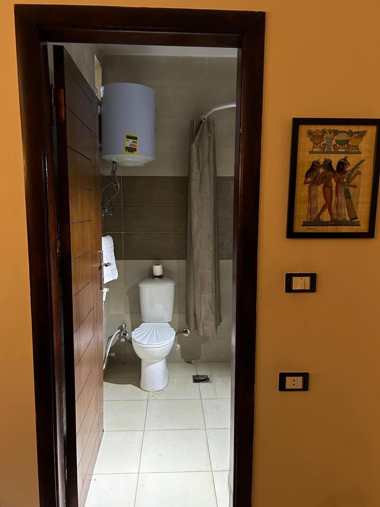 Pyramids Road Guest House Cozy Rooms And Rooftop Breakfast With The Pyramids View Nazlet el-Sîsi Extérieur photo