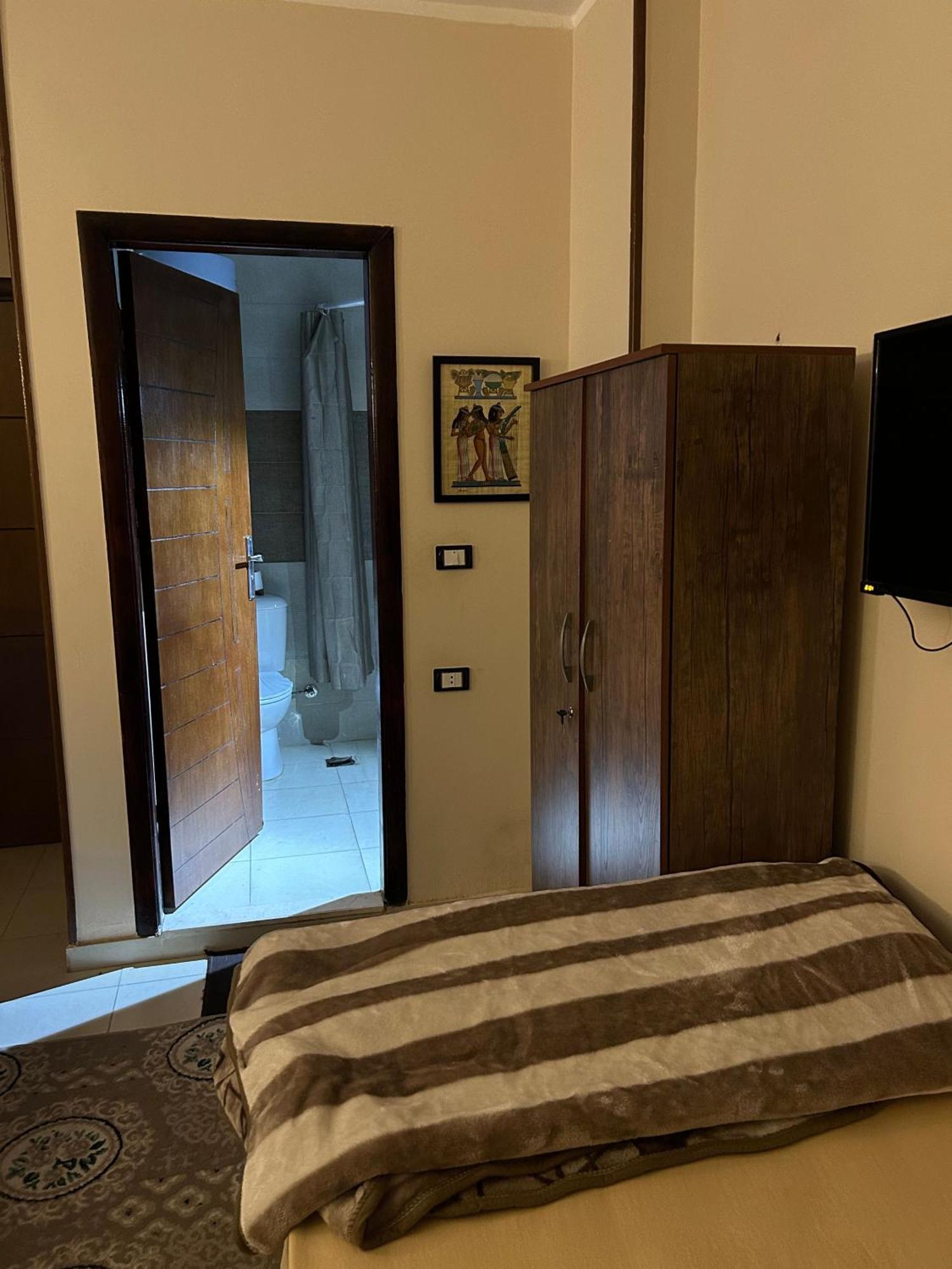 Pyramids Road Guest House Cozy Rooms And Rooftop Breakfast With The Pyramids View Nazlet el-Sîsi Extérieur photo