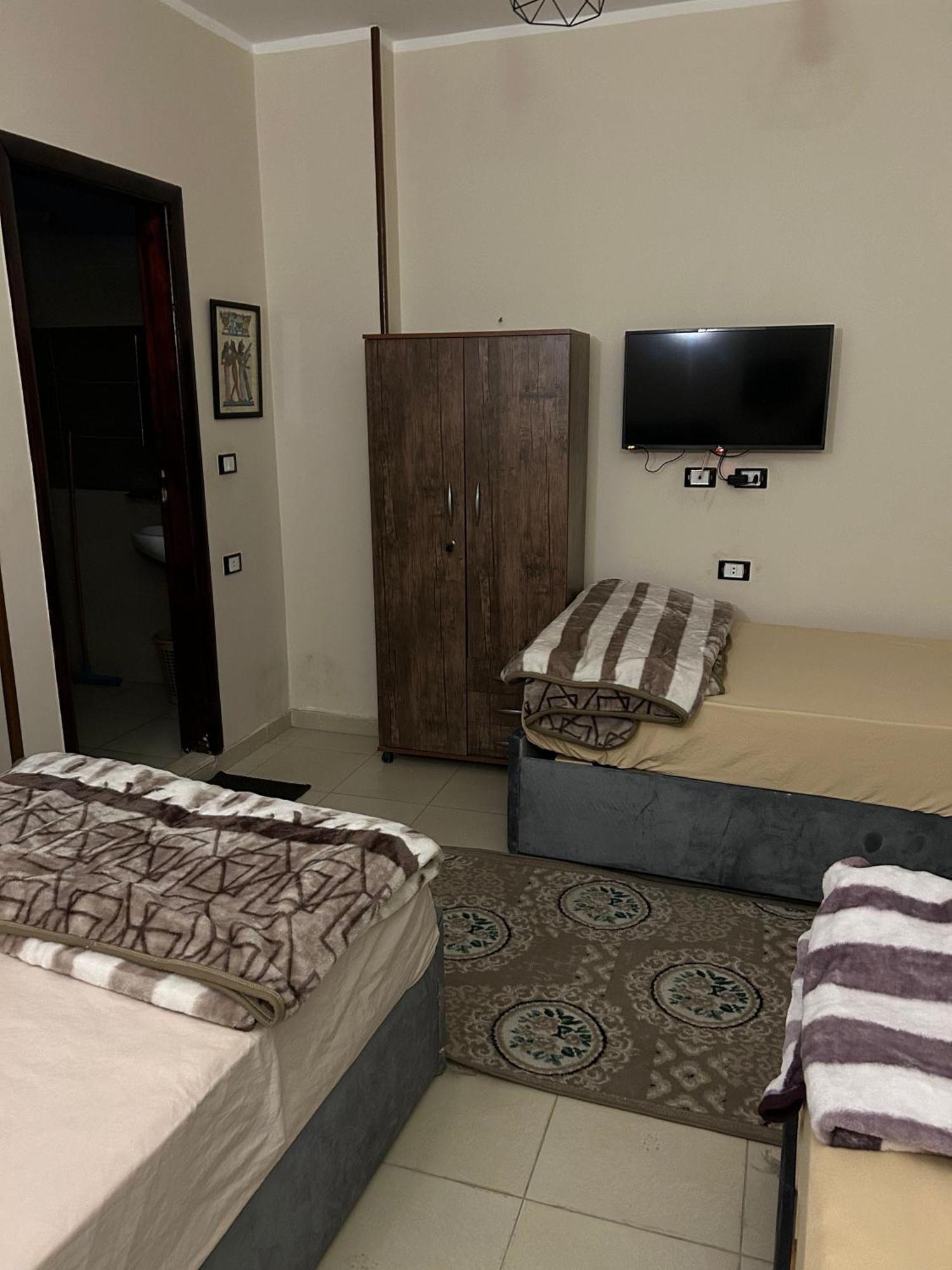 Pyramids Road Guest House Cozy Rooms And Rooftop Breakfast With The Pyramids View Nazlet el-Sîsi Extérieur photo