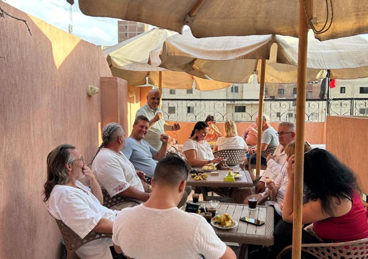 Pyramids Road Guest House Cozy Rooms And Rooftop Breakfast With The Pyramids View Nazlet el-Sîsi Extérieur photo
