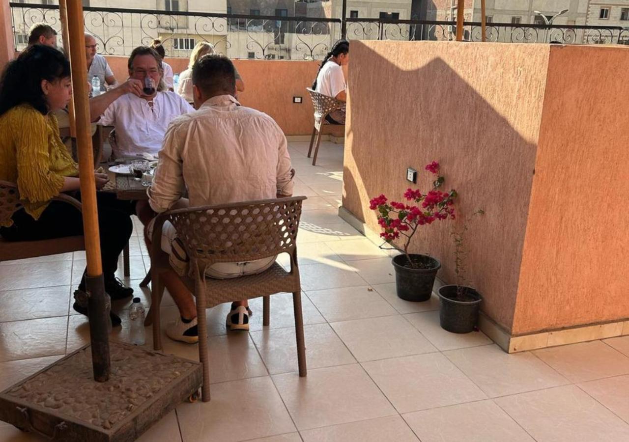 Pyramids Road Guest House Cozy Rooms And Rooftop Breakfast With The Pyramids View Nazlet el-Sîsi Extérieur photo
