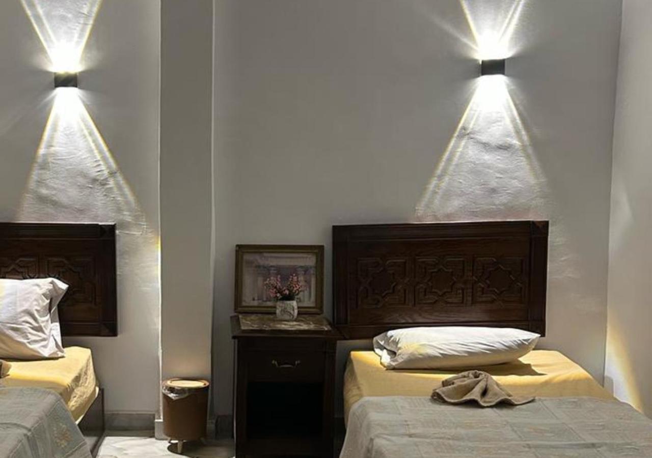 Pyramids Road Guest House Cozy Rooms And Rooftop Breakfast With The Pyramids View Nazlet el-Sîsi Extérieur photo