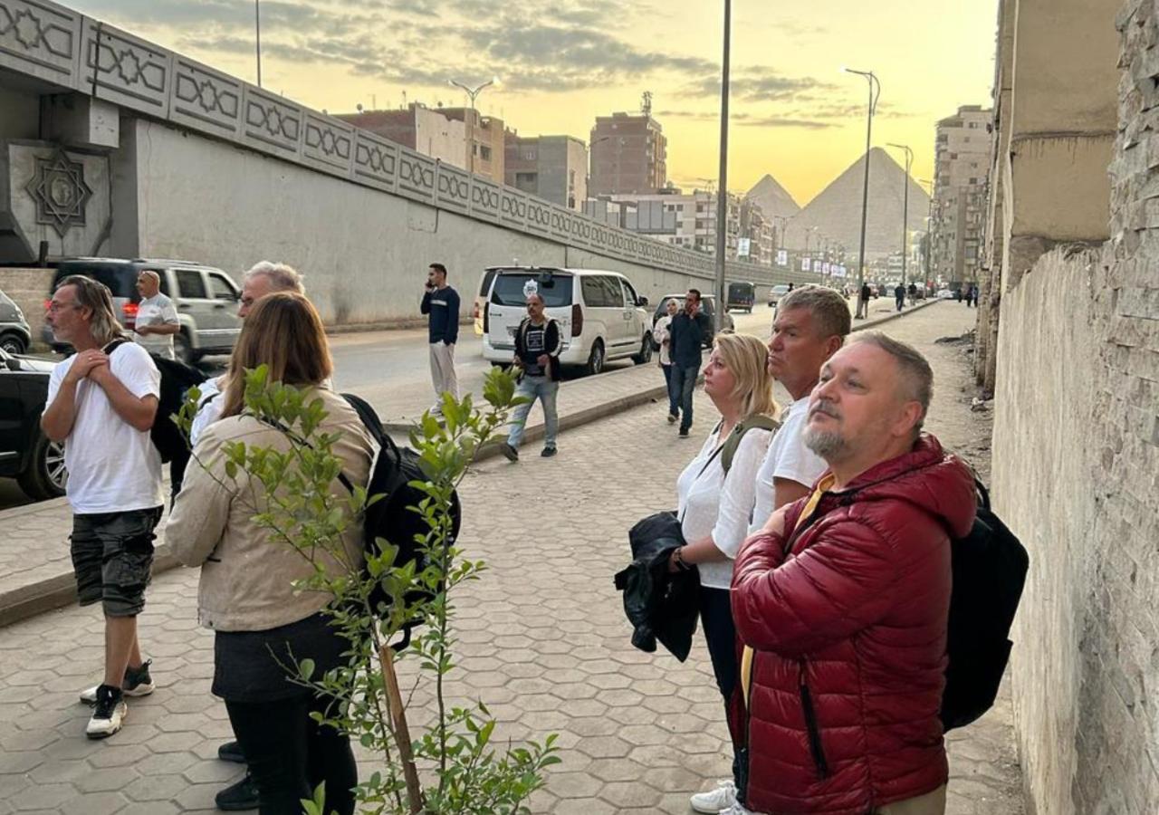 Pyramids Road Guest House Cozy Rooms And Rooftop Breakfast With The Pyramids View Nazlet el-Sîsi Extérieur photo