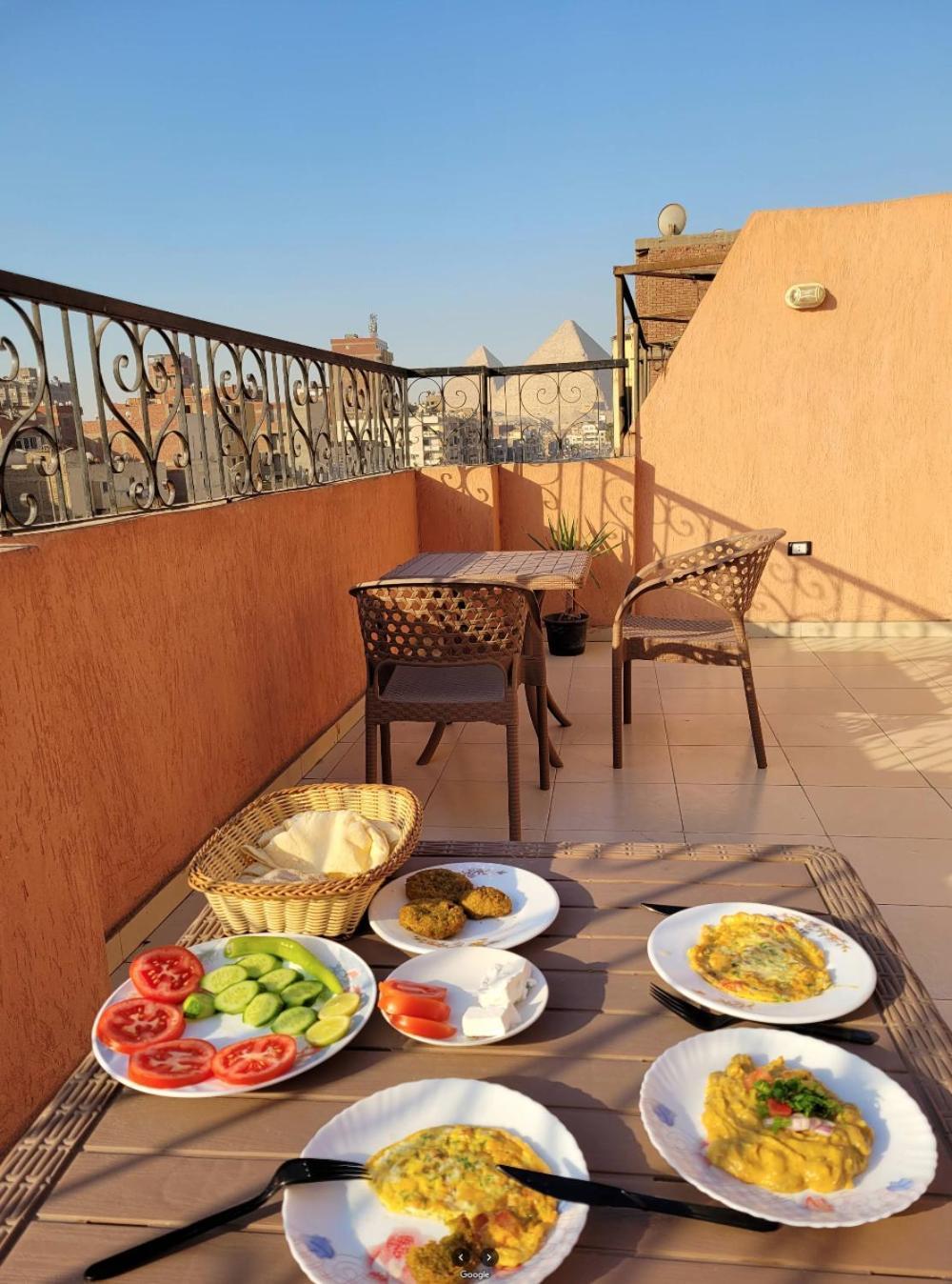 Pyramids Road Guest House Cozy Rooms And Rooftop Breakfast With The Pyramids View Nazlet el-Sîsi Extérieur photo